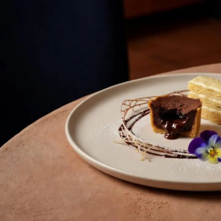 Dessert gourmand dressé sur assiette au FAD ADAM SUCHENEK